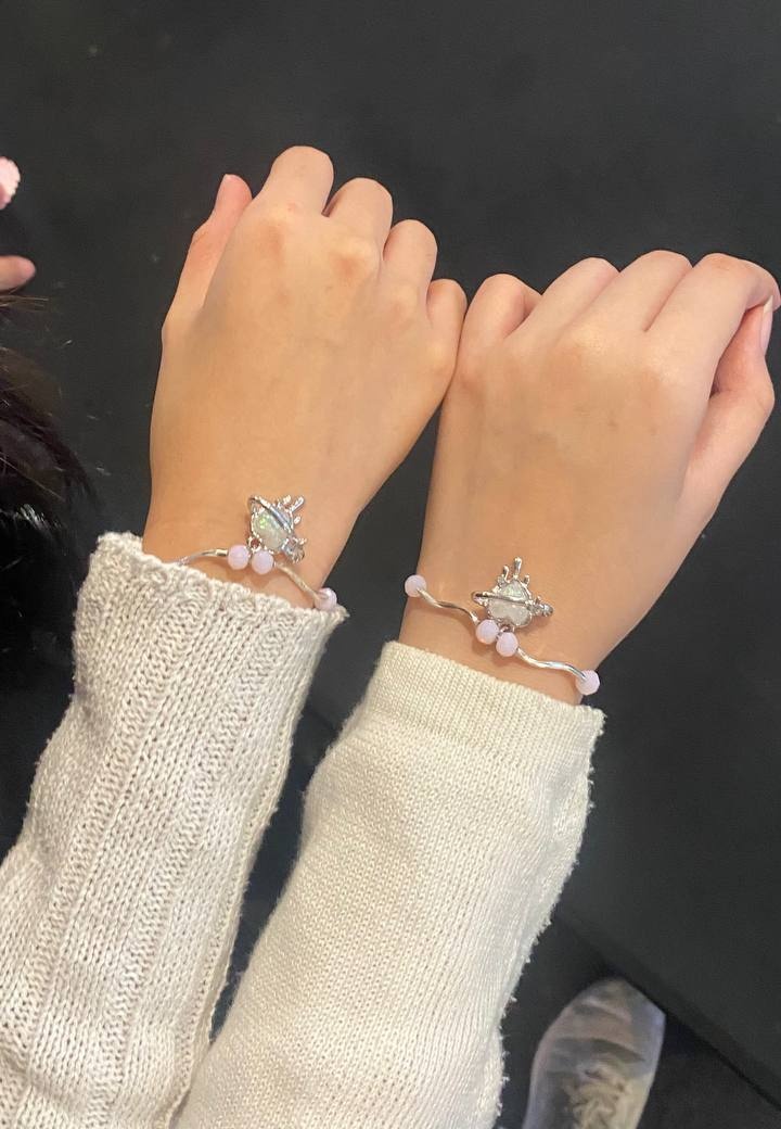nigresi's tweet photo. vibesnya barbie and the diamond castle versi gelang, handmade only 35k satunya pas beli tinggal 2 lagi 💗 we love these friendship bracelets
from : ___.geann (IG)
#thegirldiyweekend 
#rahasiagadis 
#barbie https://t.co/ADROm2FjzI