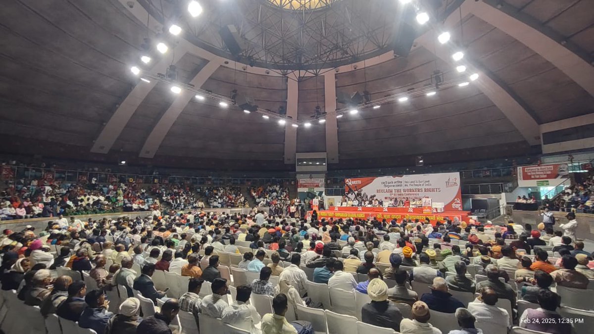 Dipankar_cpiml's tweet image. Inaugurated the 11th All India Conference of @AICCTUhq at Delhi&apos;s Talkatora Stadium. It was great to see delegates from across India cutting across sectors, including significant number of women participants, make it to Delhi despite disruption of railway services. #WorkersUnity