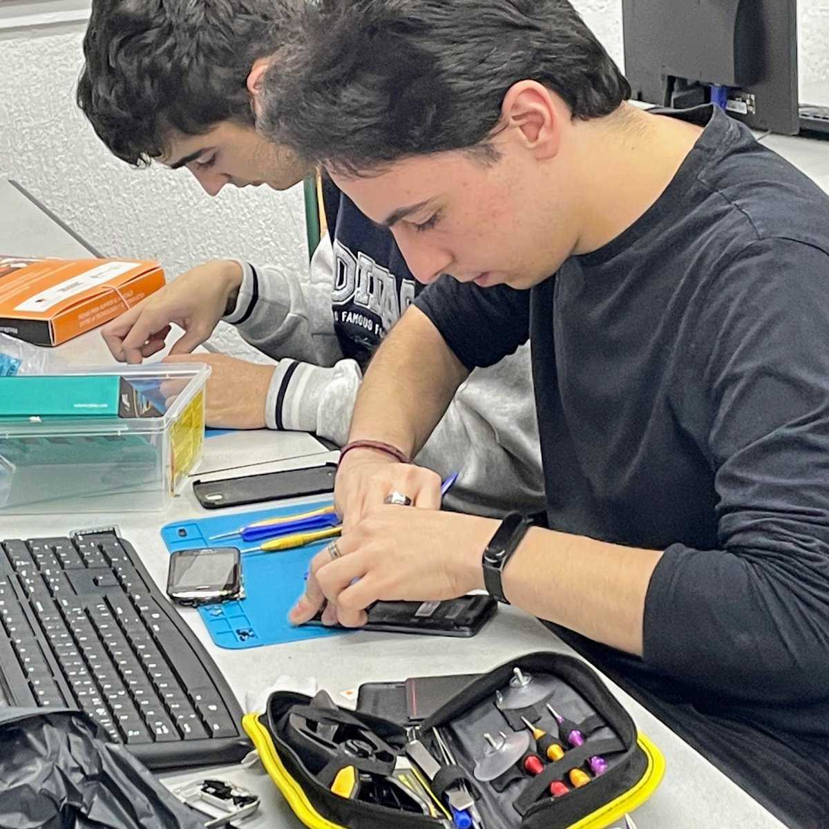 centro_sanluis's tweet photo. 💻♻️ Eman zure ordenagailu eramangarria eta lagundu gazteei prestakuntza eta enplegua eskuratzen. 📚🤝 Batu zaitez! 🚀  #FP 
@penascalkoop &amp; @Centro_sanluis
--
💻♻️ Dona tu portátil en desuso y ayuda a jóvenes en riesgo
 de exclusión a formarse y acceder al empleo. 
📚🤝 ¡Únete! https://t.co/KmBhG3J1Qo
