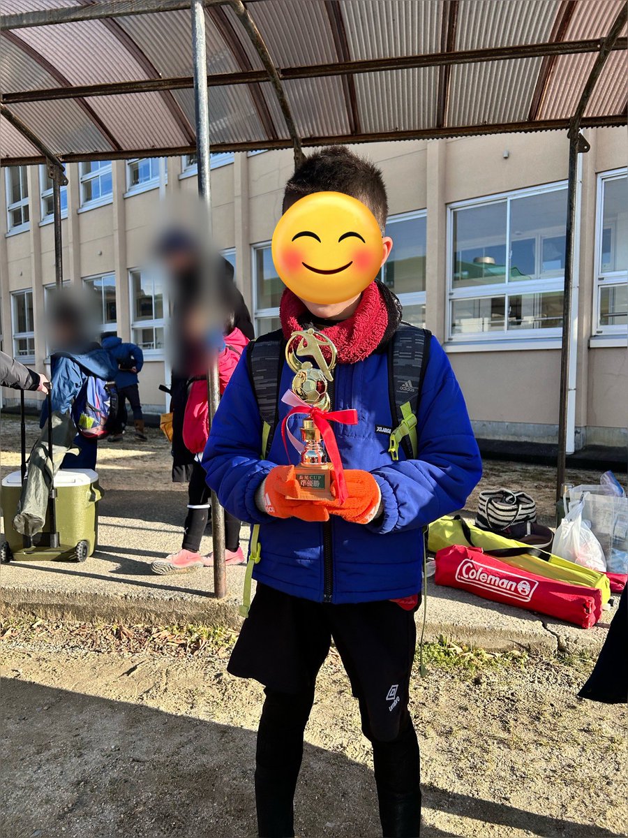 雪降りしきる中、本日も試合⚽️
何だかんだで準優勝🥈
長男も一点決めて、いい感じです✨

次男はチームにライバル出現か⁉️
練習でバチバチにやり合ってました💦

2人とも頑張れ‼️