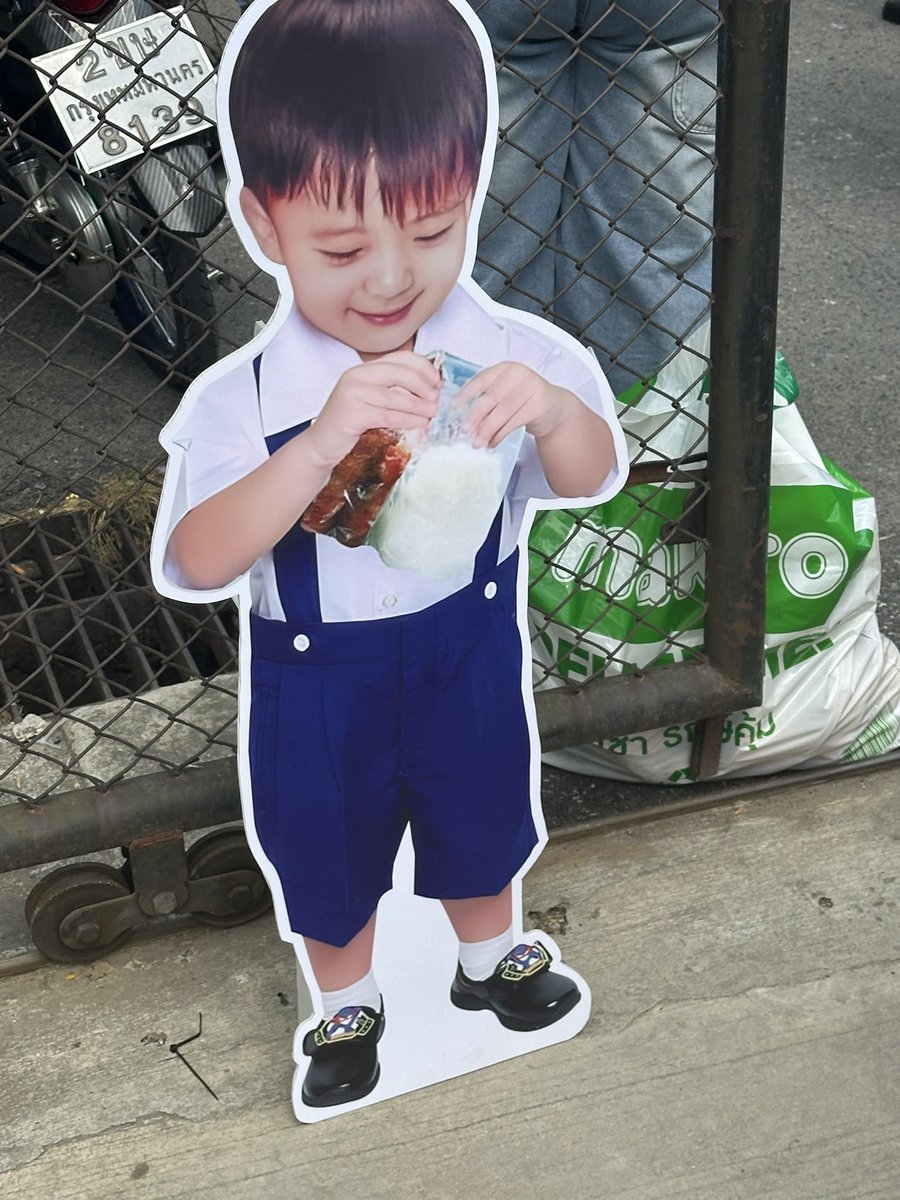 เจอน้องอนุบาลยืนจกข้าวเหนียวด้วย แม่หนูไปไหนรู้กก