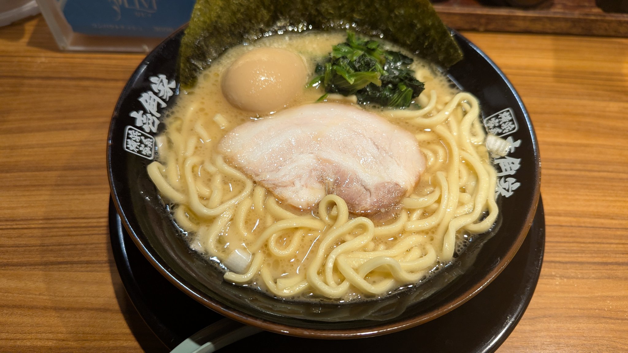 大人気ラーメン店の限定品。豚骨ラーメンが美味しすぎた件｜市井ゆず