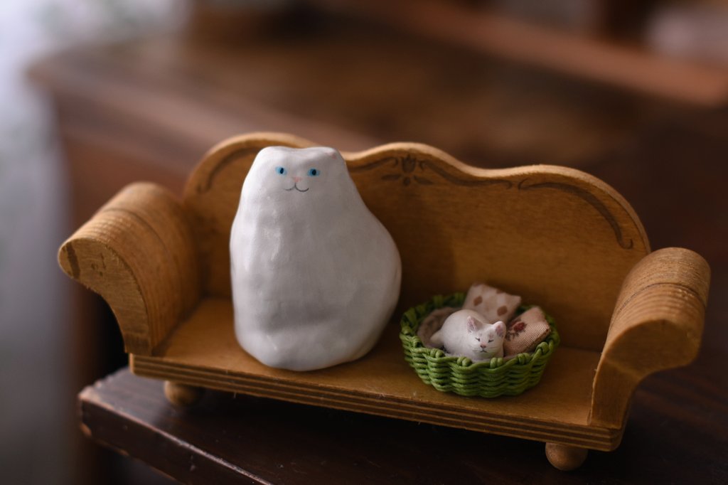 先日、ナツメヒロさんに追加納品した時にお迎えした マツモトユキエさん <a href="/225lolita/">マツモトユキエ🌷6/15(日)ハンドメイドフェス広島</a> の張子のシロちゃん。ゆるいシルエットが可愛い🐾
隣りのカゴ猫は、昨年の猫展でお迎えした pokeketさん <a href="/keihandmade/">pokeket ポケケット</a> の豆ねこちゃんです🐈️
#二月のネコスキー