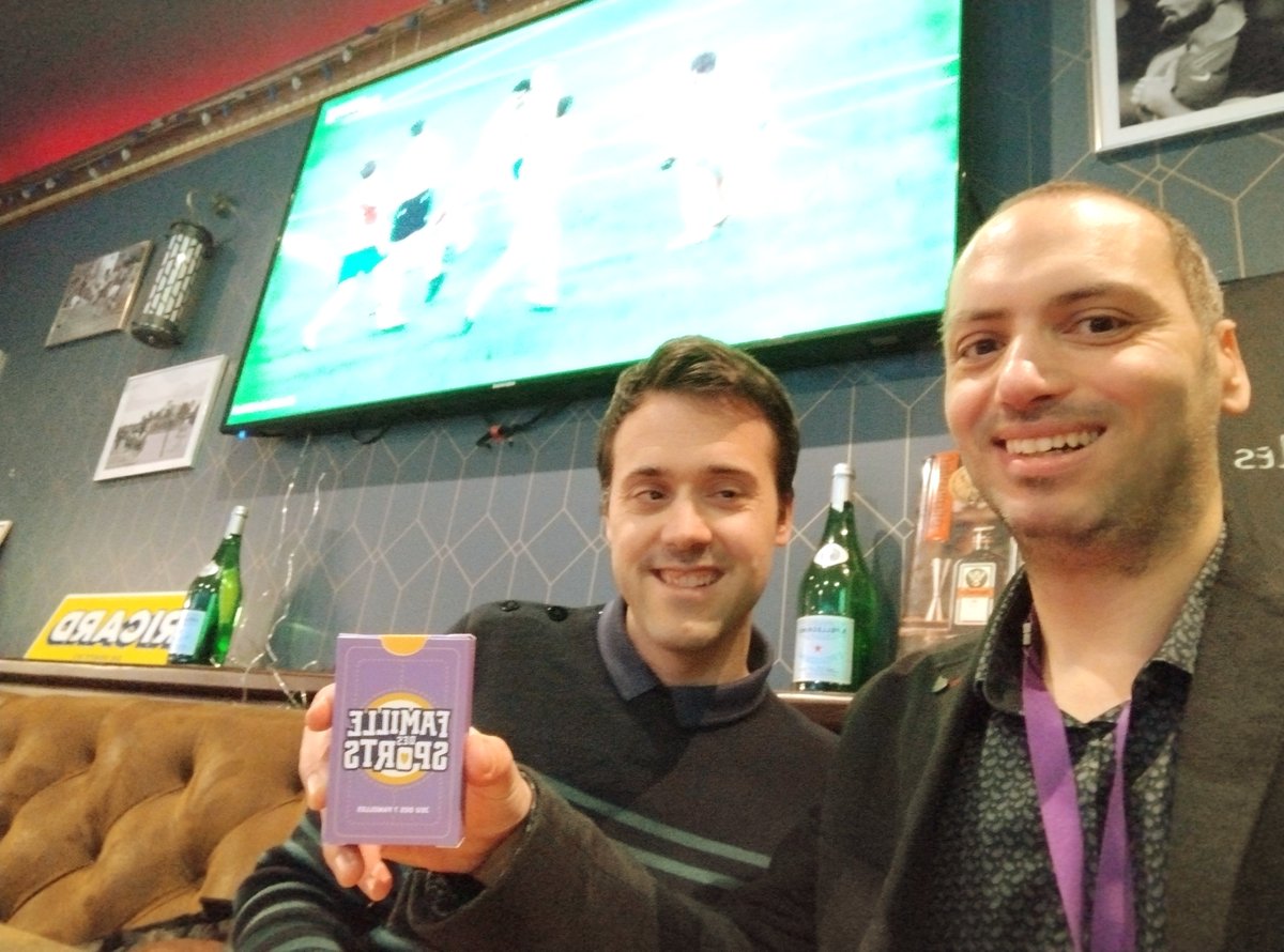 𝗘𝘀𝘁-𝗶𝗹 𝗽𝗼𝘀𝘀𝗶𝗯𝗹𝗲 𝘀'𝗮𝗺𝘂𝘀𝗲𝗿 𝗲𝗻 𝗳𝗮𝗺𝗶𝗹𝗹𝗲 𝘁𝗼𝘂𝘁 𝗲𝗻 𝘀𝗲𝗻𝘀𝗶𝗯𝗶𝗹𝗶𝘀𝗮𝗻𝘁 𝘀𝗲𝘀 𝗲𝗻𝗳𝗮𝗻𝘁𝘀 𝗼𝘂 𝘀𝗲𝘀 𝗽𝗿𝗼𝗰𝗵𝗲𝘀 𝘀𝘂𝗿 𝗹𝗲 𝗵𝗮𝗻𝗱𝗶𝗰𝗮𝗽 𝗲𝘁 𝗹𝗮 𝗽𝗿𝗮𝘁𝗶𝗾𝘂𝗲 𝗱𝘂 𝘀𝗽𝗼𝗿𝘁 𝗽𝗼𝘂𝗿 𝘁𝗼𝘂𝘀 ❓ 

Oui, grâce au jeu Famille des