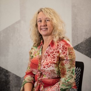 Llongyfarchiadau i <a href="/KarenRhysJones/">Karen Jones</a> am dderbyn cadarnhad ar ei haddasiadau traethawd ymchwil, sy’n golygu ei bod hi’n swyddogol yn Ddoethur mewn Addysg 👏🥳🎓