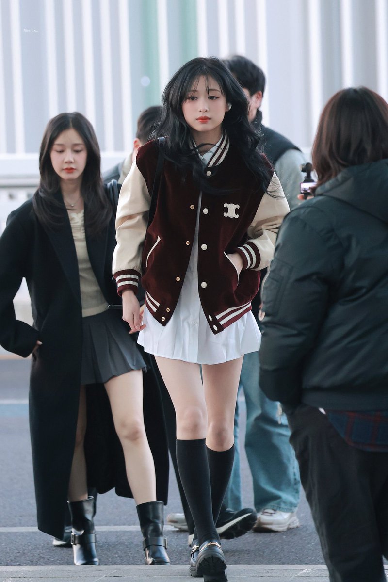 kchartsmonster's tweet image. BABYMONSTER AHYEON looks so charming, beautiful, and lovely in their latest photo at the airport.