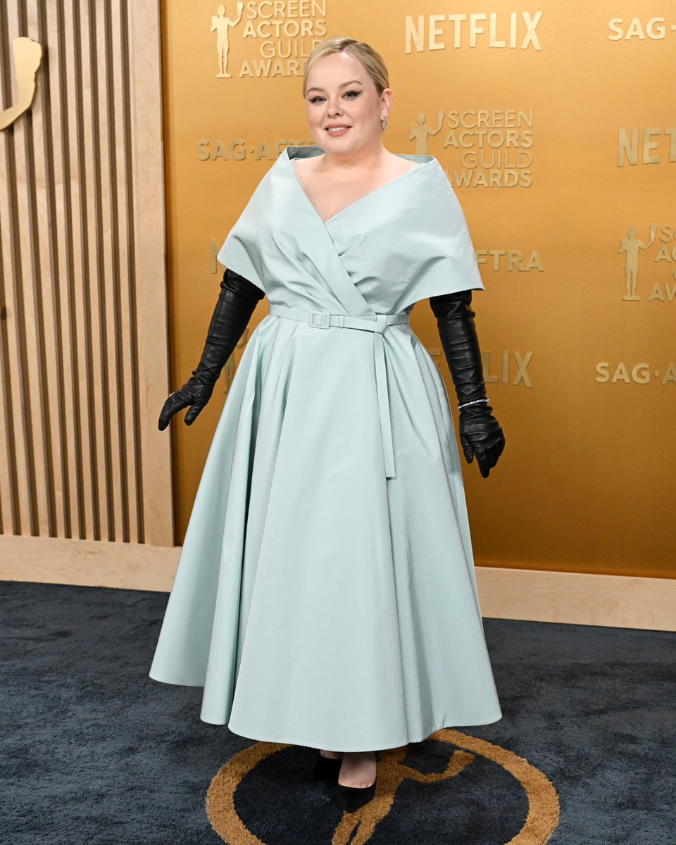 Actress Nicola Coughlan dazzled at the 31st @SAGawards in a custom #DiorCouture look by Maria Grazia Chiuri – a soft pale blue #DiorSS25-inspired dress coat finished with enchanting opera gloves.
#StarsinDior #SAGawards