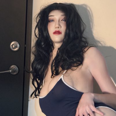 #NewProfilePic
#Femalemask
 #Dreammask 
Entering a new body for the first time.