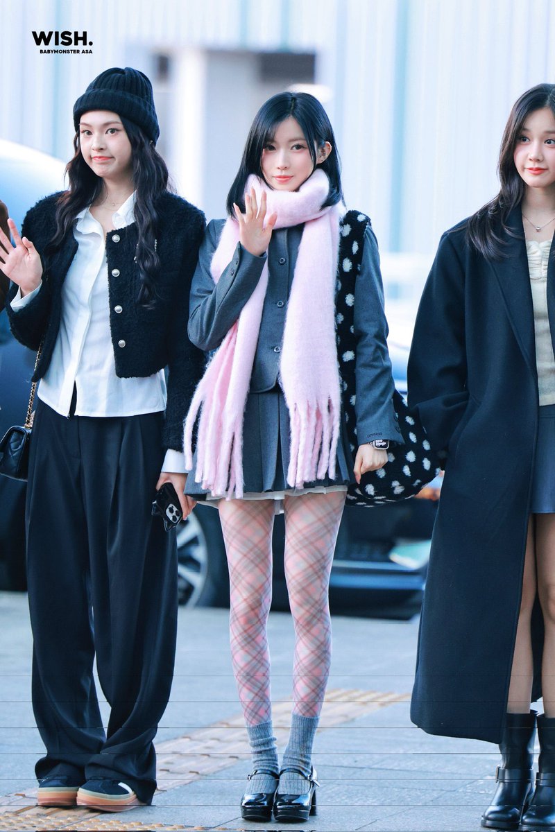 kchartsmonster's tweet image. BABYMONSTER ASA looks so cute, beautiful, and gorgeous in their latest photo at the airport.