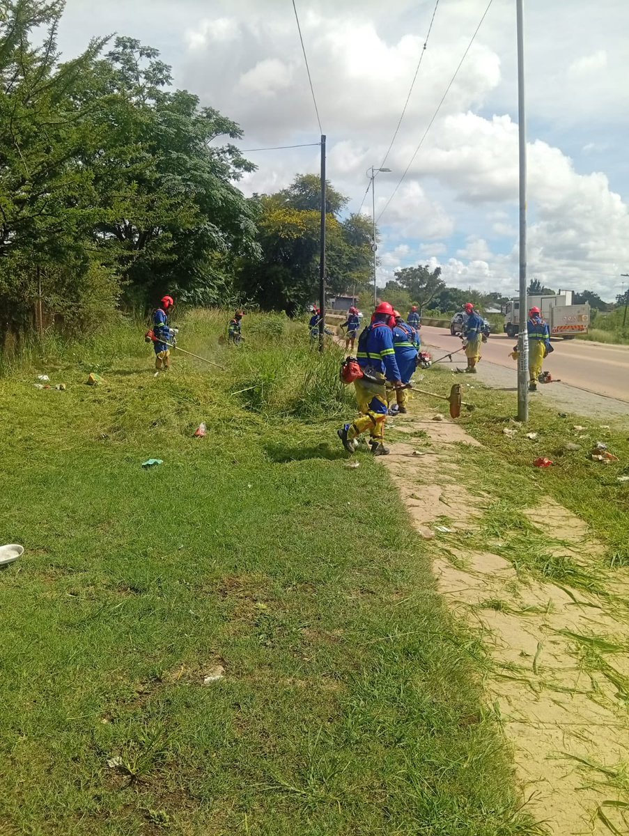 RamaboduObakeng's tweet photo. Our City of Tshwane Grass cutting is underway in Hammanskraal Region 2, Temba, Juba street because of the rain we ask our residents to be patient with us as we work every day to turn the city of Tshwane around . https://t.co/ggUCVsSbTk