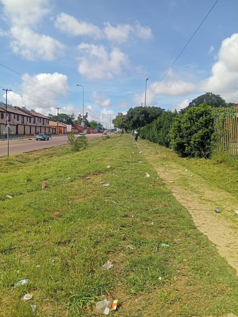 RamaboduObakeng's tweet photo. Our City of Tshwane Grass cutting is underway in Hammanskraal Region 2, Temba, Juba street because of the rain we ask our residents to be patient with us as we work every day to turn the city of Tshwane around . https://t.co/ggUCVsSbTk