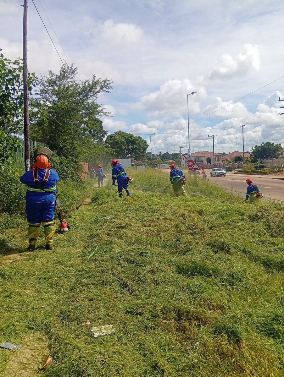 RamaboduObakeng's tweet photo. Our City of Tshwane Grass cutting is underway in Hammanskraal Region 2, Temba, Juba street because of the rain we ask our residents to be patient with us as we work every day to turn the city of Tshwane around . https://t.co/ggUCVsSbTk