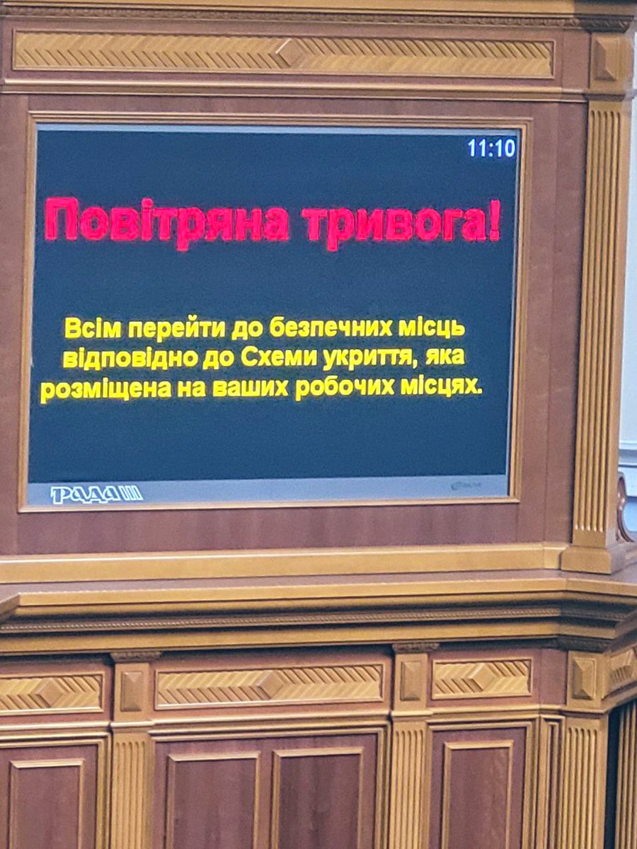 Réunion de travail avec mes collègues 🇺🇦 à la Rada, l’Assemblée ukrainienne, interrompue par une attaque aérienne sur Kyiv, nous devons nous mettre aux abris. Belle volonté de négociations démontrée par la #Russie !