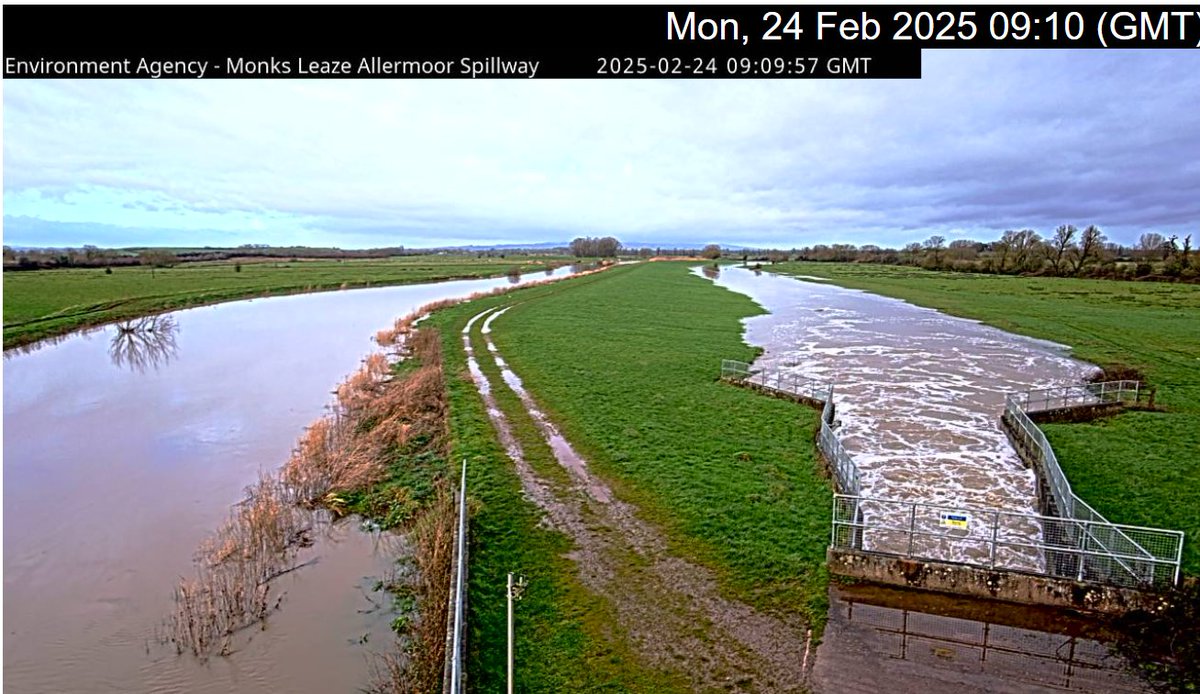 AdrianGovierEA's tweet photo. Monksleaze and Dunball were opened on Friday ahead of the weekends forecast rain to lower levels in the Parrett and Tone, this allowed pumps to continue pumping for longer. Monksleaze will be closed shortly as  river levels are rising rapidly. @EnvAgencySW https://t.co/NBbZqCi3Bn