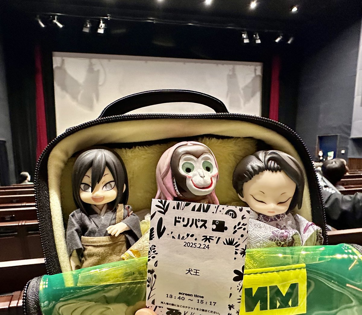 undo_ctrl_z's tweet photo. ドリパスくんの犬王上映です！
私、秋葉原UDXの音を侮っていました…
正面からの音が強くない分サイドの音が鮮明で、室町の人々のガヤガヤザワザワした声がクリアに聞こえる…
UDX、私はセンターより前列より後列のサイドスピーカー近くが好きかも…
ドリパスくん、上映&amp;調整ありがとうございました！ https://t.co/NbUX2nSPBZ