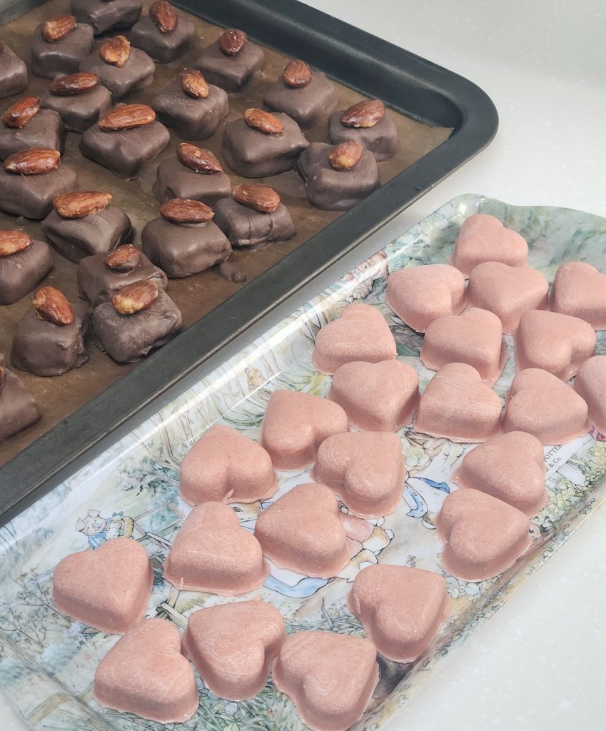 초콜릿봉봉을 거의 3년만에 만들었는데... 왜 3년동안 안했는지 다시금 깨달을 수 있는 번거로움이었다 게다가 모양도 영 허접해...🫠