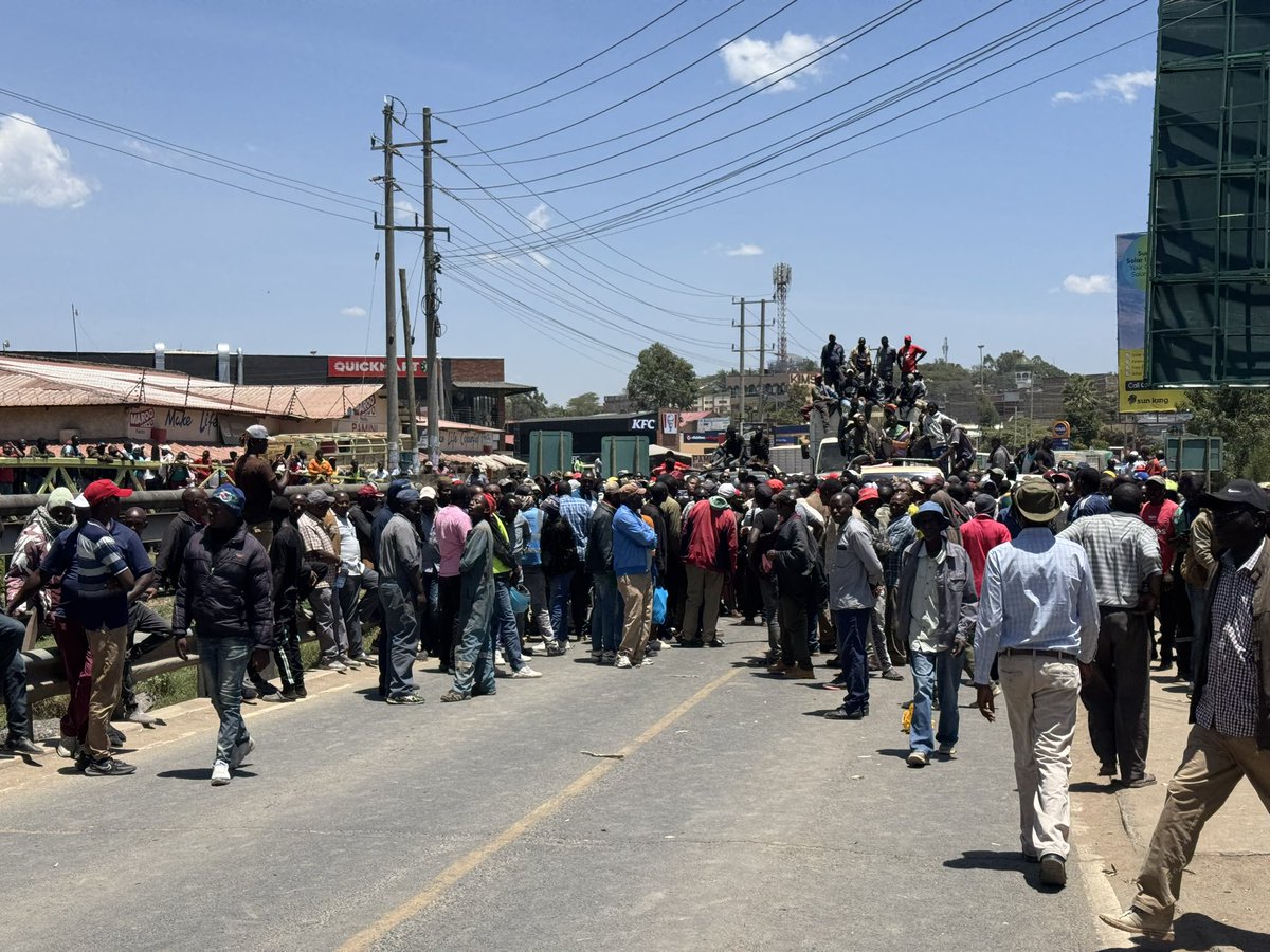 MosesNdale's tweet photo. Narok road is impassable due to strike from wheat millers. If you are on your way to Nairobi kindly find a different route… https://t.co/17xsGfyWaf