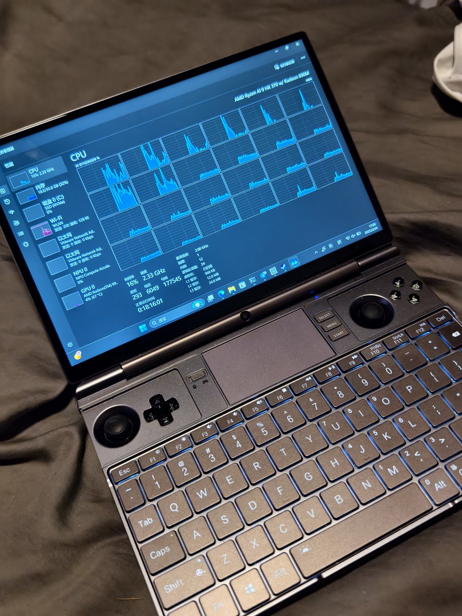 moeKiwiSAMA's tweet image. win max2 hx370应该是我最近买的最有用的电子产品，hx370确实厉害，超越桌面版5900x，接近5950x，但是设备尺寸又很小，放扶手箱正好，内存又有64g。
这种集成度放几年前想都不敢想