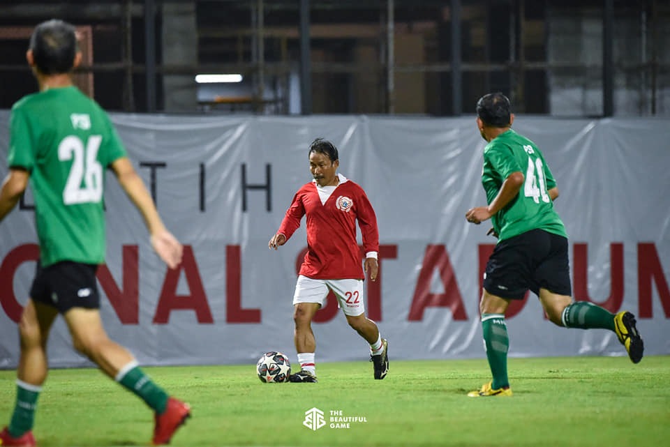 SsbMetro's tweet photo. Yak, persija is red. Alhamdulillah foto slide ke dua masih aktif di dunia sepak bola, the one and only Syafrudin Abto, pria asli Betawi Depok. #GuePersija #Sajete https://t.co/7g8k39jov8