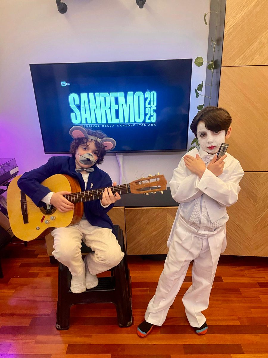 AmicoPat's tweet photo. @luciocorsi @SanremoRai Ciao Lucio
Quest'anno a carnevale i miei bimbi si son voluti vestire così... ♥️ Pietro e Elio alias Gigio e Lucio https://t.co/7lfueDAt3U