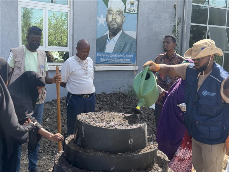 FAO in Somalia (@faosomalia) on Twitter photo ๐#Kismayo
With support from <a href="/EU_in_Somalia/">EU Delegation Somalia</a>, <a href="/FAOSomalia/">FAO in Somalia</a> facilitated a week-long training for <a href="/WasaradaJ/">MINISTRY OF AGRICULTURE JUBALAND STATE</a> & <a href="/SEDO_Somalia/">SEDO Somalia</a> on kitchen gardening under the #CLIMB Project, empowering 200 vulnerable households with skills to grow nutritious food, enhancing #Nutrition & #Resilience. ๐#Kismayo
With support from <a href="/EU_in_Somalia/">EU Delegation Somalia</a>, <a href="/FAOSomalia/">FAO in Somalia</a> facilitated a week-long training for <a href="/WasaradaJ/">MINISTRY OF AGRICULTURE JUBALAND STATE</a> & <a href="/SEDO_Somalia/">SEDO Somalia</a> on kitchen gardening under the #CLIMB Project, empowering 200 vulnerable households with skills to grow nutritious food, enhancing #Nutrition & #Resilience.
