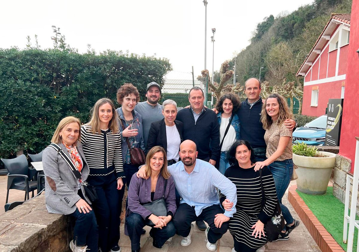 🎉 𝗛𝗮𝘀𝘁𝗮 𝘀𝗶𝗲𝗺𝗽𝗿𝗲, 𝗝𝗮𝘃𝗶𝗲𝗿 𝗢𝘀𝗲𝘀 
Después de 𝟱𝟮 𝗮ñ𝗼𝘀 𝗲𝗻 𝗔𝗧𝗘, nuestro compañero, Javier Oses, ¡¡𝗦𝗘 𝗝𝗨𝗕𝗜𝗟𝗔!!. ¡52 años! 

Te deseamos una jubilación llena de alegría, descanso y buenos momentos.