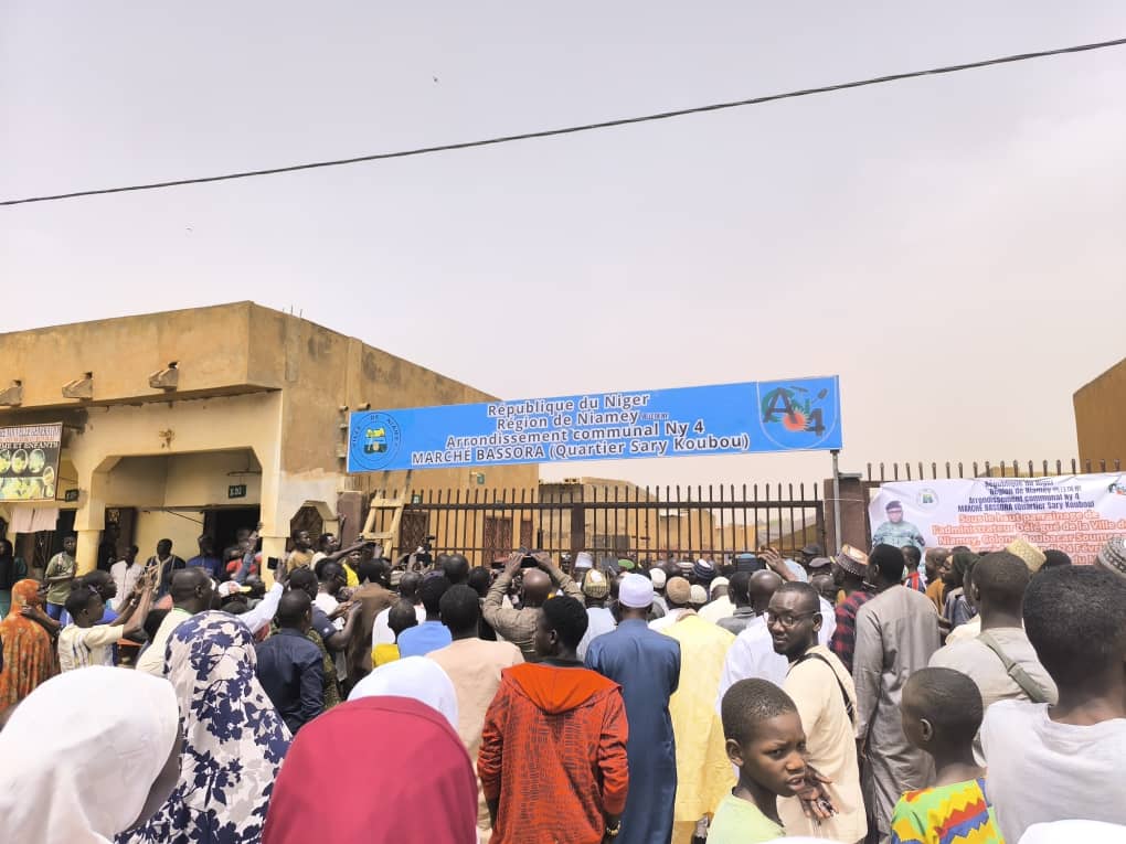 Ce jour 24 février 2025 l'administrateur délégué de la <a href="/villedeniamey/">Ville de Niamey</a>
<a href="/BGaranke227/">Colonel Boubacar Soumana Garanké</a> en compagnie de ses collaborateurs a procédé à l'ouverture des marchés de #2ièarrondissement,  #Koira_Kano_Nord, #Kalley_Plateau, #Saga_Gorou_1 
 #Bassora 
facebook.com/share/p/19vkiq…