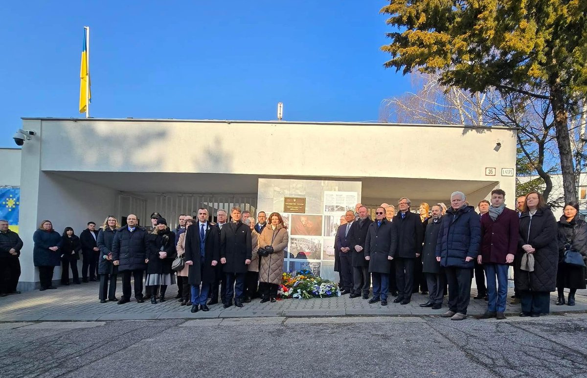 On the 3rd anniversary of Russia’s barbaric &amp; illegal full-scale invasion of Ukraine, my fellow Ambassadors &amp; I lay floral tributes at the 🇺🇦 Embassy. We honour the Ukrainian people’s heroic defence of their country &amp; the universal values that we in Ireland and Europe hold dear.