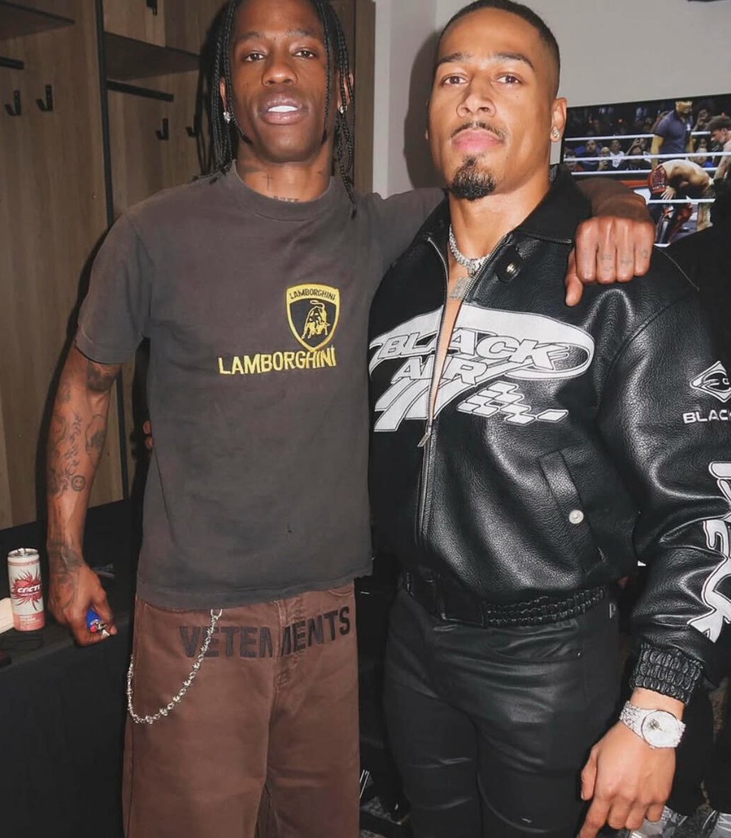 Travis Scott posing with Carmelo Hayes 🌵