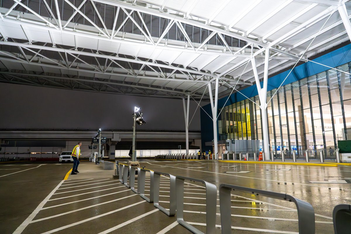 iah's tweet image. NOW OPEN! 🙌 Our brand-new Terminal E Ticketing Lobby is officially open. It features a modern, spacious design that makes the check-in experience faster, easier, and more comfortable.

Take a look at the highlights and get a first glimpse inside!