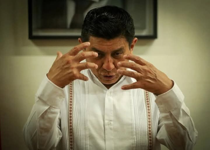 rojasayuzo's tweet photo. Agoniza #Oaxaca por el cáncer de la corrupción llamado Primavera Oaxaqueña

COBAO, COESFO, Consejería Jurídica, y hasta el órgano fiscalizador local, desviaron más de 800 millones de pesos, que no han podido comprobar

Los acarreos a eventos  de Obrador, después a los de @Claudiashein  y una serie de conciertos para el pueblo bueno y sabio en #Oaxaca, han abierto un hueco a las finanzas, de un estado que carece de obras

Uno de los Estados más rezagados, en todos los sentidos, gobernado por un  indígena, que sólo culpa de sus errores y fracasos, al pasado, a los neoliberales, a los Murat y a sus detractores, tiene ahora, un desfalco millonario, ha indicado el auditor federal David Colmenares, pues no ha podido comprobar el destino de 874 millones 382 mil pesos.

El gobernador peor evaluado a nivel naciona,l @salomonj, que tanto presume de honestidad y transparencia y a quien se le ha documentado, que hasta la esposa ha cometido actos de corrupción en el @DIF_Oaxaca, cobrando dinero de becarios fantasma, dirá en su conferencia mañanera que es un problema que se resolverá, que antes no se decía nada de los desfalcos de otros gobiernos, quizá hasta salga su hijo Shabin Jara, dirigente de #Morena en #Oaxaca, con los congresistas, con un desplegado, apoyando y justificando  la corrupción de su padre.

Dentro de las dependencias con mayores irregularidades financieras, en otras palabras corruptas, están las que representa el conserje jurídico Giovanni Vásquez Sagrero, Secretaría de Honestidad, COBAO, COESFO y hasta la auditoría local del estado, quien se supone debe supervisar que todas las dependencias justifiquen el dinero que usan y en qué lo utilizan.

Oaxaca no tiene obras locales, solo programas federales, como el bacheo, reencarpetamiento y la conclusión de la pista a la Costa y el Istmo, además del proyecto transistmico, del cual se han colgado, para decir que hacen algo.

La Auditoría Superior de la Federación, indicó que 71% de los contratos auditados, fueron por adjudicación directa de los cuales 94% tienen irregularidades y las empresas que participaron en esas adjudicaciones, casualmente son empresas factureras, dedicadas y señaladas por lavado de dinero.

Mientras el gobernador trata de denostar el trabajo de quienes ha llamado detractores, descuida su función principal y permite que quienes deben apoyarlo, saqueen al estado, con actos de corrupción, nepotismo y delincuencia organizada y hasta en ridículo lo dejen, confirmando datos de sobrecostos y lavado de dinero, como el del concierto de Julión Alvarez o las obras que realiza con líderes del narcomenudeo, secuestro y cobro de piso, como el "representante" de la CTM, de apellido Ríos Suárez.

A éstas alturas de la administración, se ve imposible un golpe de timón, que pueda enderezar el fracaso de la 4T en Oaxaca, por el contrario la metástasis del cáncer llamado corrupción, avanza e invade al estado, que agoniza, y busca de manera desesperada una cura, que difícilmente llegará.