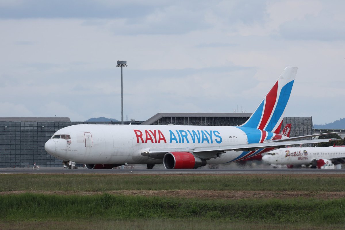 musonda_o's tweet photo. Raya Airways
B767-200(BDSF) 9M-RXA
Kuala Lumpur Int’l Airport, Malaysia
2025.01.27
TH1934 KUL-BKI
こちらもかなり古い、1985年にアメリカン航空でデビュー、貨物機に改造されて現在まで飛んでいる貴重な機体
Anjung Spotterから撮影
#RayaAirways #KUL #B762 https://t.co/NzG4piZCqA