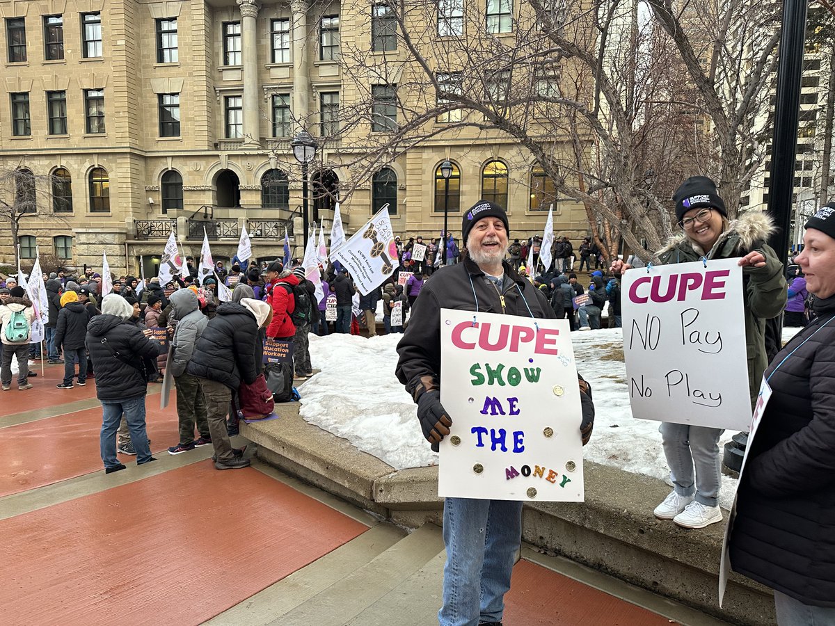 Michael King (@mkingglobal) on Twitter photo School custodians and maintenance staff are now on strike, holdings rally at the McDougall Centre this morning.
The locals are calling for higher wages for their members.
Schools will remain open during the strike.
#yyc <a href="/GlobalCalgary/">Global Calgary</a> School custodians and maintenance staff are now on strike, holdings rally at the McDougall Centre this morning.
The locals are calling for higher wages for their members.
Schools will remain open during the strike.
#yyc <a href="/GlobalCalgary/">Global Calgary</a>
