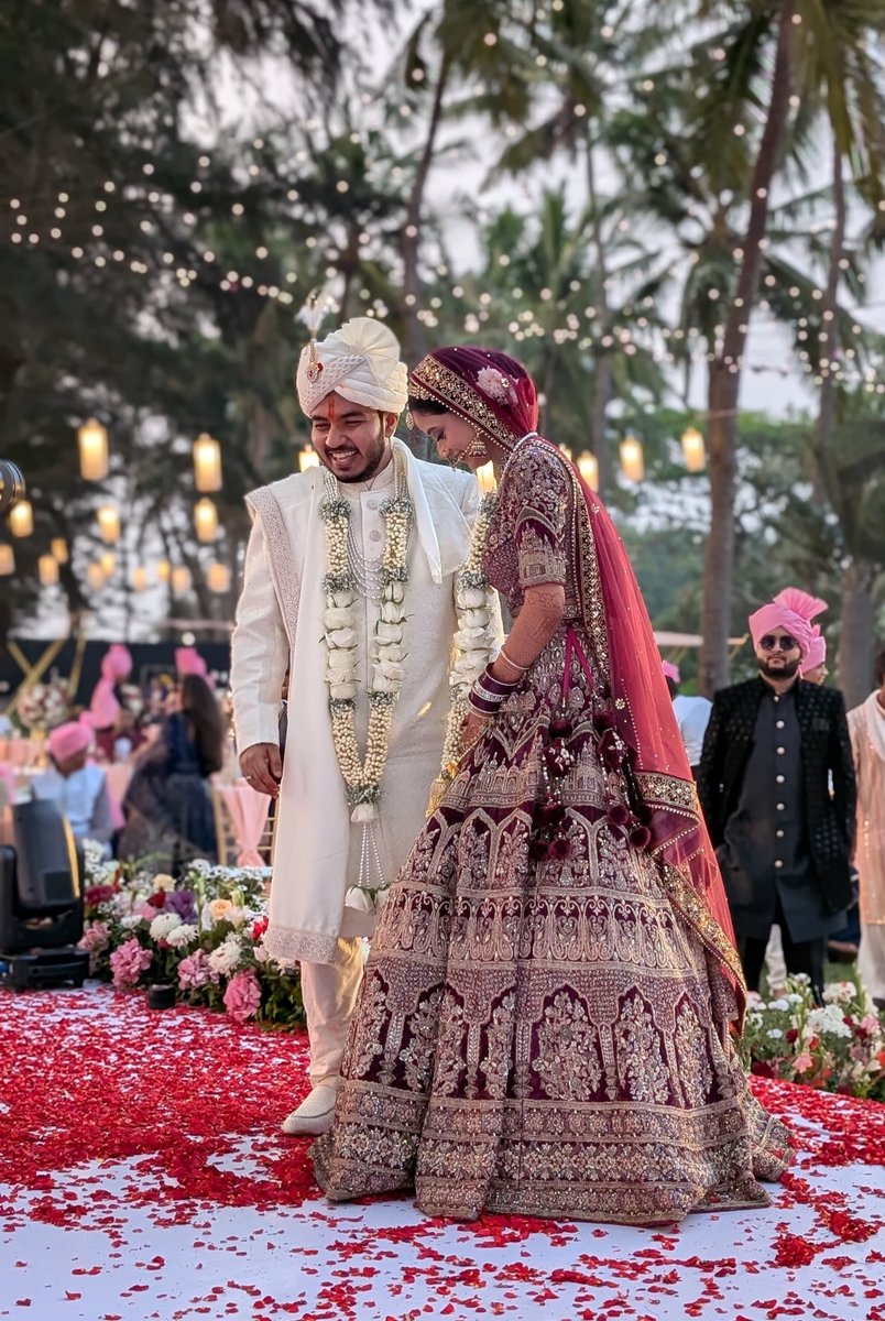 foxsin_cs's tweet image. Life update : I got married! Which also means I completely disappeared and ignored all DMs—my bad. As things get back to normal, replies should resume at a somewhat reasonable pace (hopefully). Appreciate the patience, and here’s some wedding pics to make up for it!