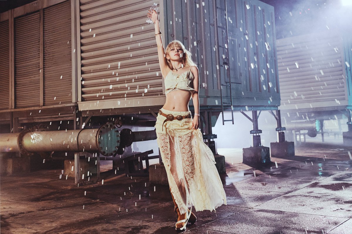 LE SSERAFIM 5th Mini Album 'HOT' CONCEPT PHOTO - DRENCHED VETIVER