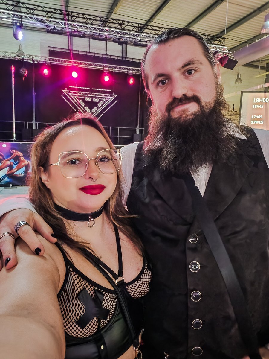 Maitresse_hela's tweet photo. Toujours en bonne compagnie de @MasterLoki_Dom 😈 https://t.co/q4uK3WcoTT