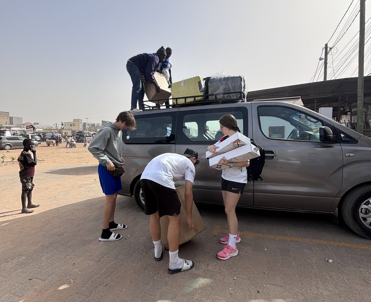 YA ESTAMOS EN SENEGAL 🇸🇳

Después de un largo día de viaje en avión y una noche en Mbour, ya estamos camino a Boulembou.

Por la mañana hemos comprado el material necesario para las escuelas en <a href="/decathlonsn/">Decathlon Sénégal</a> y ahora seguimos con el viaje (aprox unas 7 horas) hasta Boulembou 💪