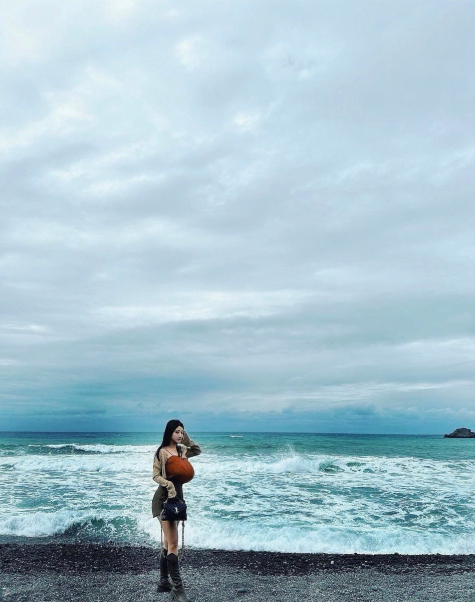 路过吹吹海的冷风～ #微胖穿搭 #辣妹