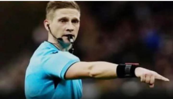 لجنه التحكيم في النرويج تحيل حكم مباراه الاهلي والزمالك للتحقيق 
 تم مناقشه الحكم وتحيزه لفريق الاحمر وعدم حساب ضربتي جزاء اكثر الاخطاء وضوحا في المباراه 
 وقال لقد تعرضت لضغوط كبيره من قبل المسؤولين في مصر حتى لا يخرج الفريق الاحمر خاسرا  
مجله اونيو دي
واتفضحنا والحمد لله ✋😂