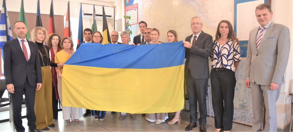 Trois ans après l'invasion non provoquée de 🇺🇦 par la Russie,  l'UE reste, plus que jamais, aux côtés des Ukrainiens pour une paix globale, juste et durable.

Même attaquée,  🇺🇦 a contribué à la sécurité alimentaire mondiale et, 
avec 🇪🇺, à la stabilité des prix.

#24Feb2022