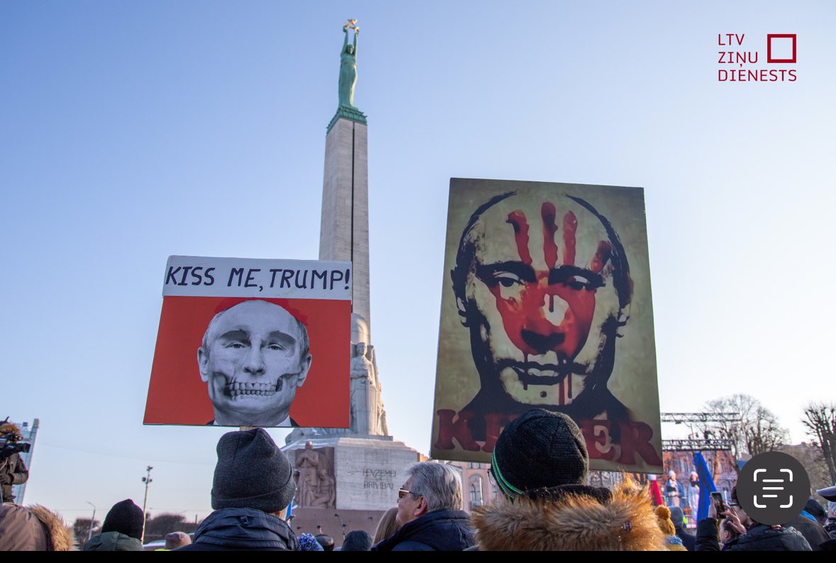Aktuāls jaunais sauklis mūsu vecajam Putina nāvesgalvas plakātam šodien, kara trešajā gadskārtā Ukrainas atbalsta mītiņā. Ukraiņi nepadevās Putinam un nepadodas arī Trampam. 
Slava Ukrainai, slava varoņiem - gan kritušajiem, gan tiem, kas turpina cīņu par uzvaru! 🇺🇦✌️🇱🇻