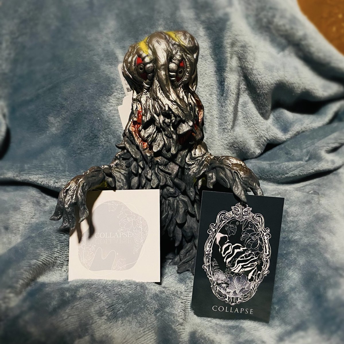 【MERCH INFORMATION】
Mirror in Mirrorがオンラインストアに登場🐇
数量限定ですのでお早めに！
Unaデザインのステッカーも同封致します⚡︎⚡︎
※ステッカーは無くなり次第終了

☞Bandcamp
collapse-jp.bandcamp.com/merch/mirror-i…

☞STORES
collapse-shoegaze.stores.jp

design♢Una
instagram.com/tattoo.una