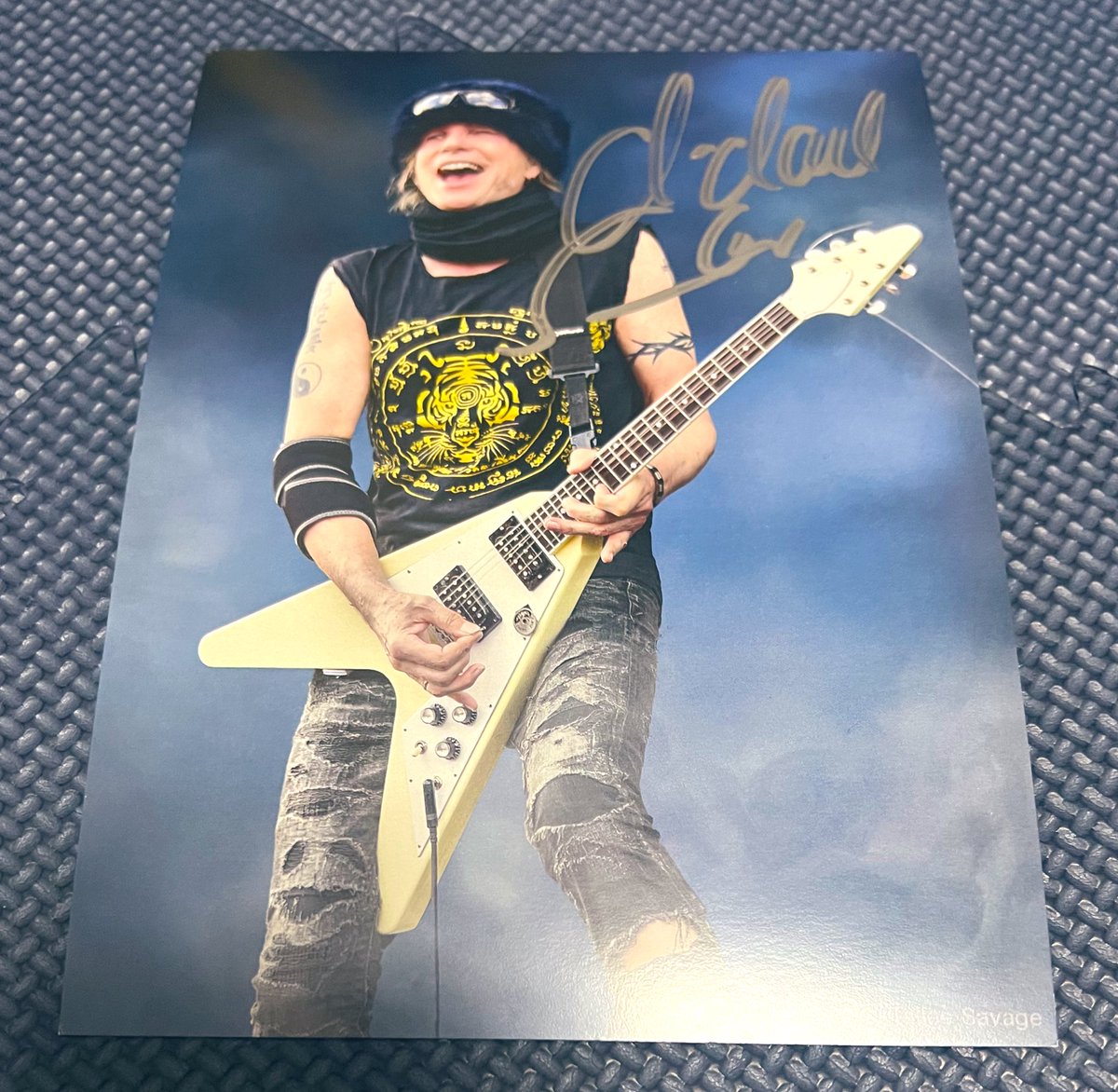 1982_KISS's tweet photo. マイケル・シェンカーのイベントに行って来ました、本人を目の前にするとドキドキしちゃいます、サインカードありがとうございました😊 https://t.co/K5F4o4hwqB