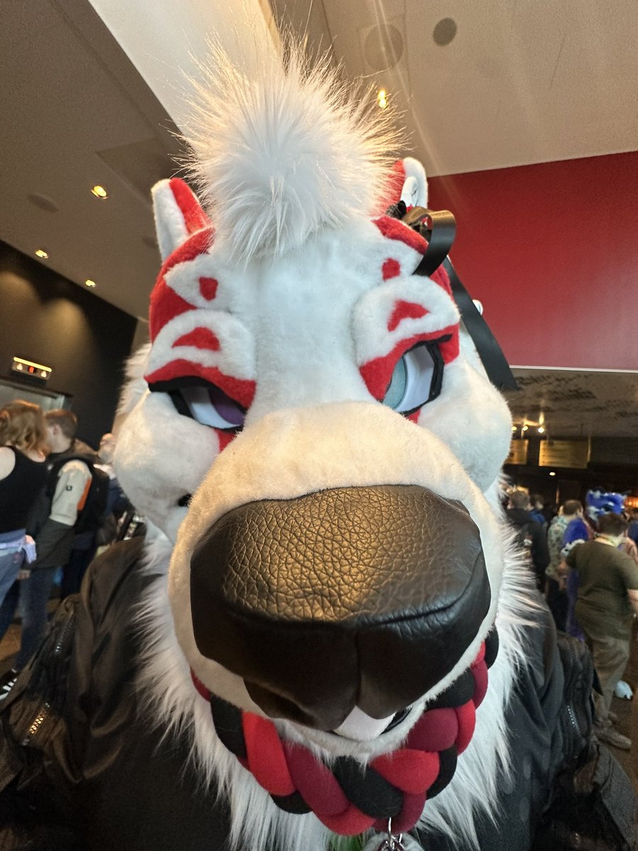 You got games on your phone? <a href="/KitsuneKyiSu/">Kyi'Su 🔜 Flüüfff, NFC</a>