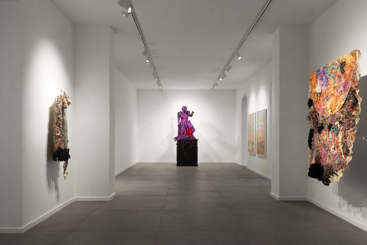 Dernière semaine pour (re)découvrir l’exposition 'Memoria : récits d'une autre Histoire' à la Fondation H 

🕑 Horaires d'ouverture : mardi - samedi : 10h - 18h 

📍 Fondation H, rue Refotana, Ambatomena 

Fondation-h.com
#FondationH #Memoria