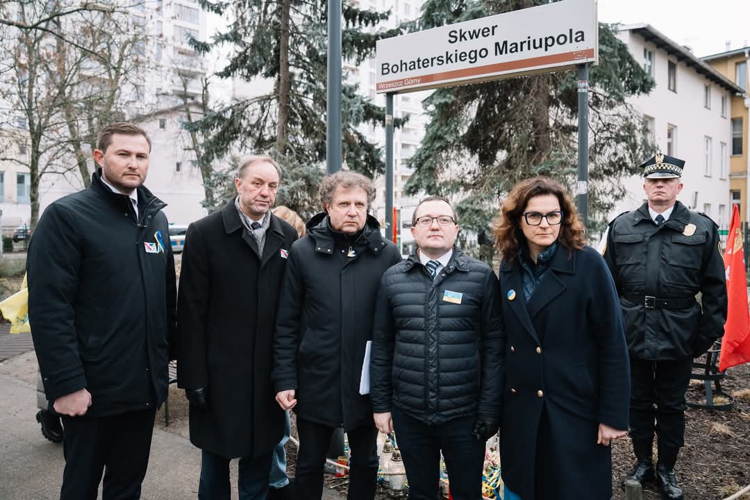 Dziś, w trzecią rocznicę pełnoskalowej inwazji Rosji na Ukrainę, stoimy tu razem – nie tylko jako świadkowie historii, ale jako ludzie, którzy nie pozostali obojętni.

🇺🇦 Jesteśmy z Wami. Byliśmy, jesteśmy i będziemy.