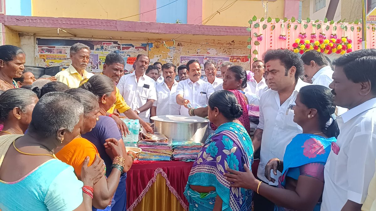 திருச்சி புறநகர் தெற்கு மாவட்டம், திருவெறும்பூர் பகுதி 39.வது வட்டக் கழகத்தில் ஏற்பாடு செய்யப்பட்டுள்ள புரட்சித்தலைவி அம்மா அவர்களின் 77 வது பிறந்தநாள் விழாவில் பங்கேற்று.. புரட்சித்தலைவி அம்மா அவர்களின் திருவுருவ படத்திற்கு மலர் தூவி மாலை அணிவித்து கழக கொடி ஏற்றினார். மேலும்