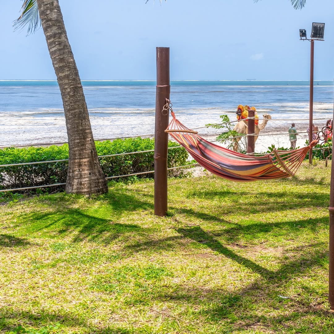 onedancesafaris's tweet image. Beach bliss surrounded by the sun, sand and the serenity for you to relax and rejuvenate awaits at Sarova Whitesands Beach Resort. 

This is a sanctuary where you'll find solace amidst endless ocean views. 

#MagicalKenyaOpen
#visitkenya #Travel #Easter #vacation
