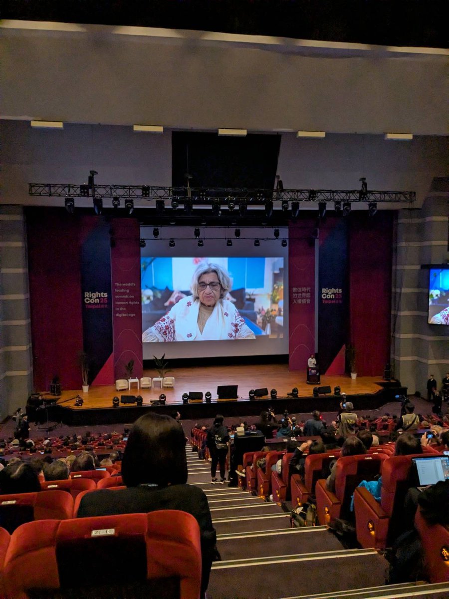 "I thank you for your support and I ask you not to give up" - prominent Egyptian WHRD Dr. Laila Soueif addressing the opening of #RightsCon2025 today in Taipei. 

She remains on hunger strike to call for the release of her son, HRD Alaa Abdelfattah, unjustly imprisoned in Egypt.
