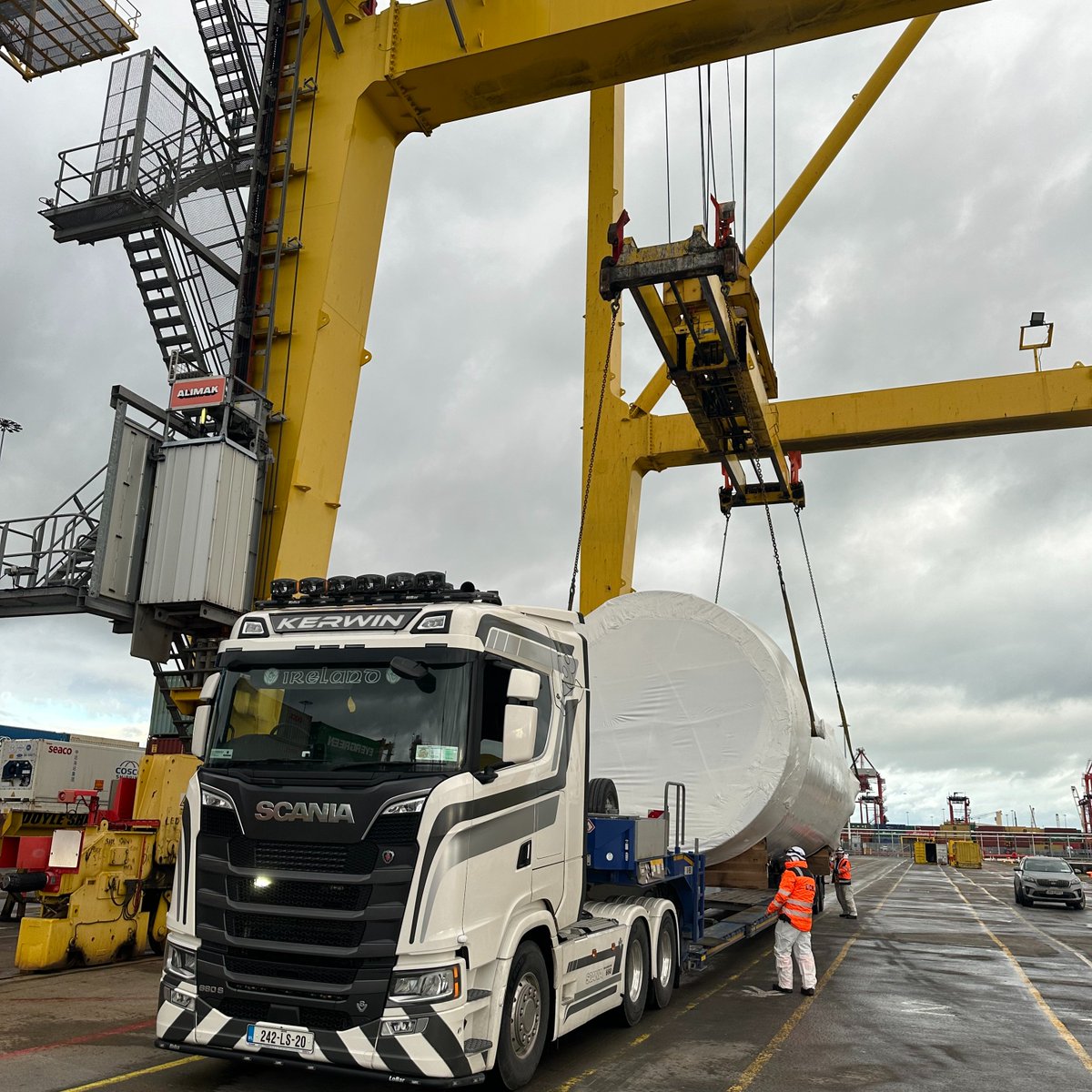 Our Dublin stevedoring team in action unloading a 10T water tank from a cassette and loading it to transport.